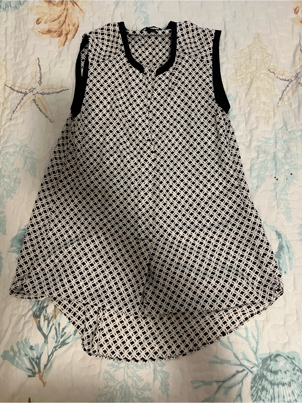 H&M Black and White Sleeveless Patterned Blouse